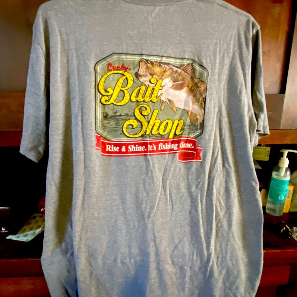 Light gray Lincoln outfitters 2XL
Bait shop tee